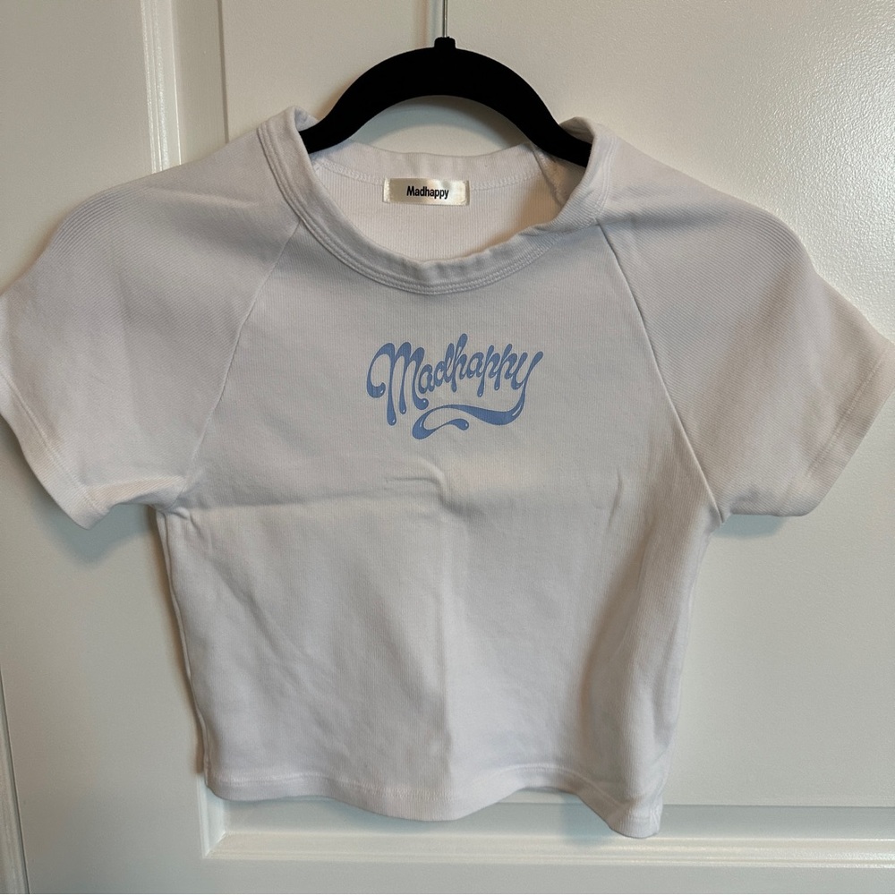 MADHAPPY ARTWORK PROGRAM BABY DOLL TEE white with blue letters